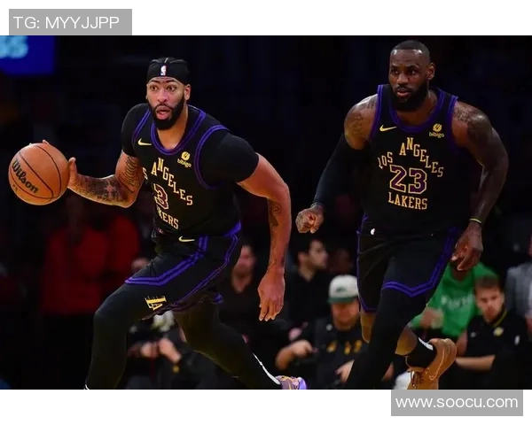 足球上帝的传奇之路：从绿茵场到无数球迷心中的永恒偶像