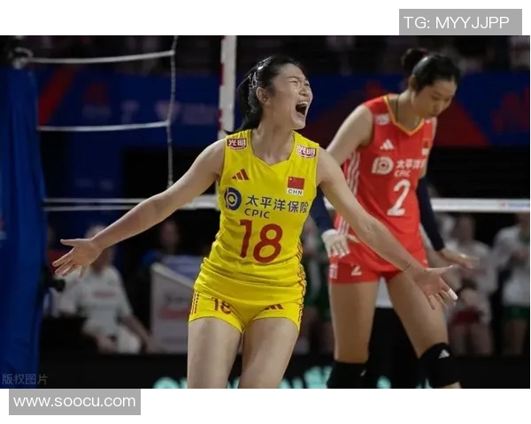 中国女排迎战加拿大队全力争胜展现团队精神与竞技风采